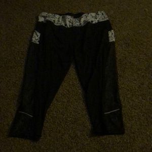 Cropped yoga pants with side pockets